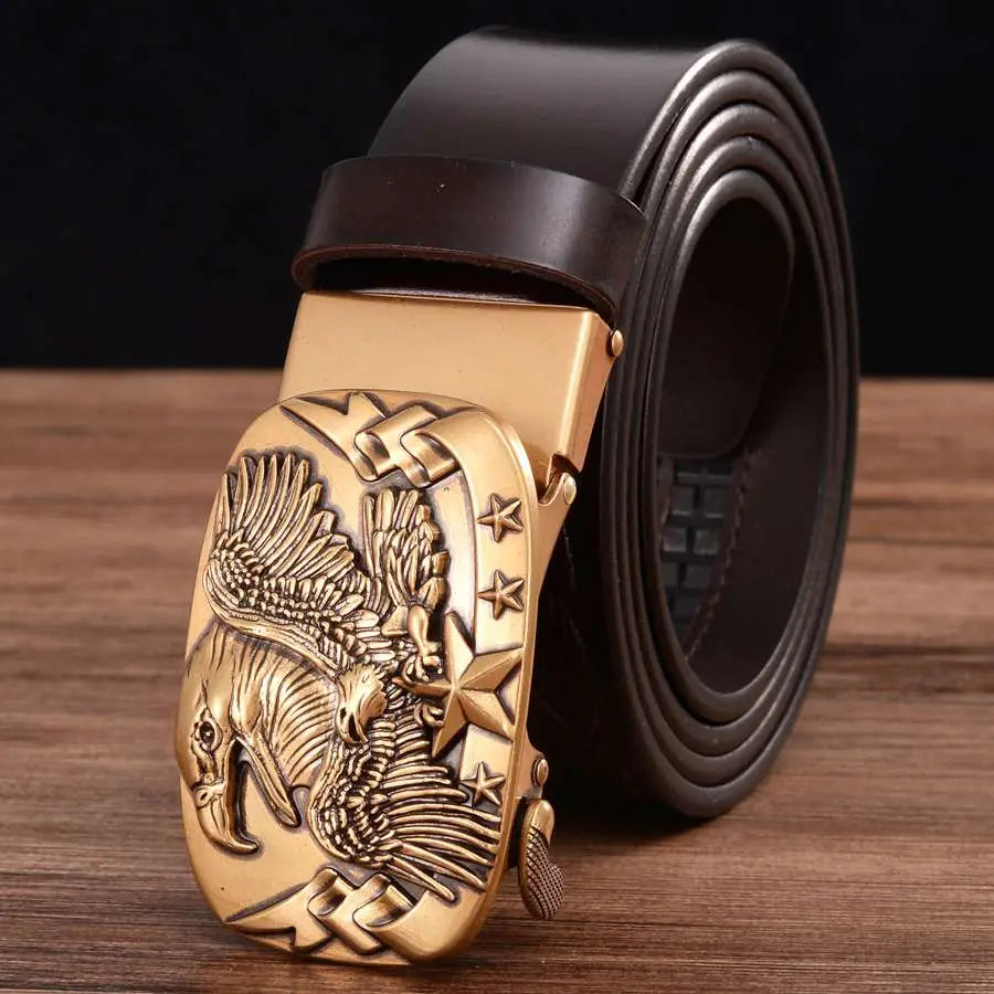 Ceinture à cliquet en cuir pour homme, avec une boucle d’aigle de couleur bronze et une lanière en cuir brun foncé.