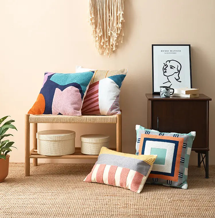 bunte bestickte geometrische Kissenbezüge in den Größen 45x45 cm und 30x50 cm mit Pastell- und kräftigen Farbtönen auf strukturiertem Stoff.