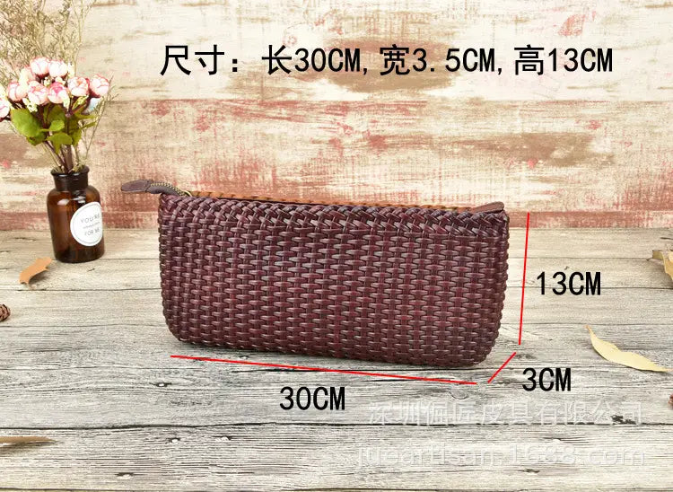 Une trousse à crayons en cuir tressé brun foncé, à fermeture éclair, fabriquée en cuir véritable, s’accordant avec les sacs à main en cuir tressé et les collections d’embrasses en peau de vache en couches.