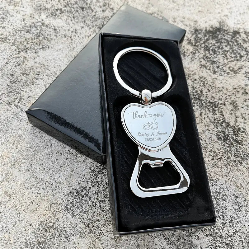 Porte-clés décapsuleur en métal argenté en forme de cœur avec message « merci » gravé et détails du mariage, pour des faveurs de mariage personnalisées