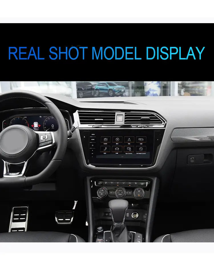 Volante de cuero negro con acentos plateados y un mando de control central, presente en el producto del cargador inalámbrico para automóvil Volkswagen Tiguan.