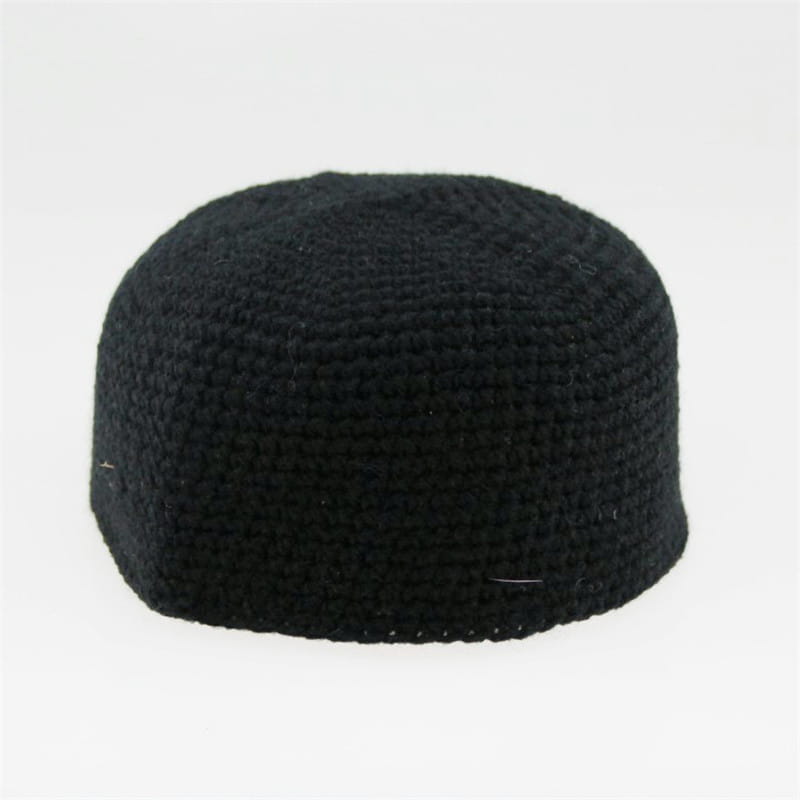 Gorro de oración musulmana de punto negro para invierno, tipo kufi, con un tejido uniforme texturizado.