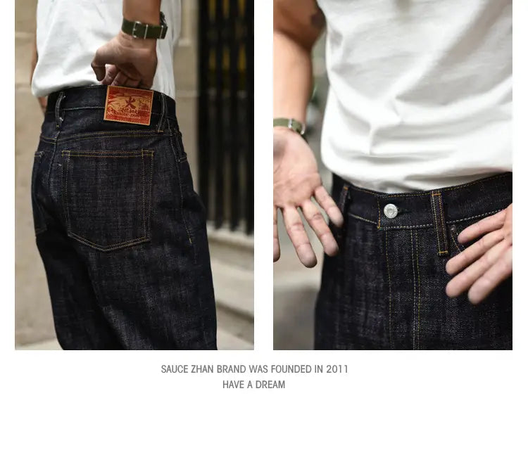 Face arrière du jean brut en indigo foncé, avec un écusson en cuir orange au style vintage sur la ceinture de la collection conique à feu Saucezhan Fire Selvedge.
