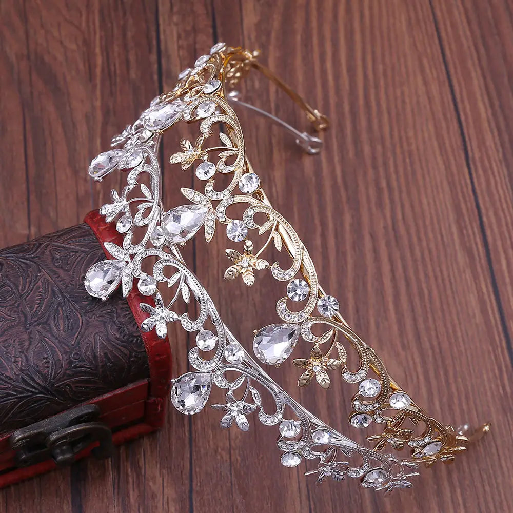 Diadema de boda floral con tiara de novia de cristal, con diseños de filigrana bicolor ornamentados en oro y plata, adornada con cristales transparentes brillantes y pequeños motivos de abejas doradas.