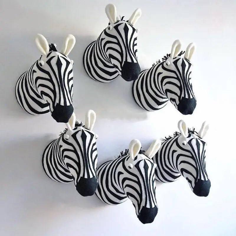 Eine 3D-Cartoon-Tierkopf-Wanddekoration mit einem schwarz-weißen gestreiften Zebrakopf aus Plüschstoff-Oberfläche.