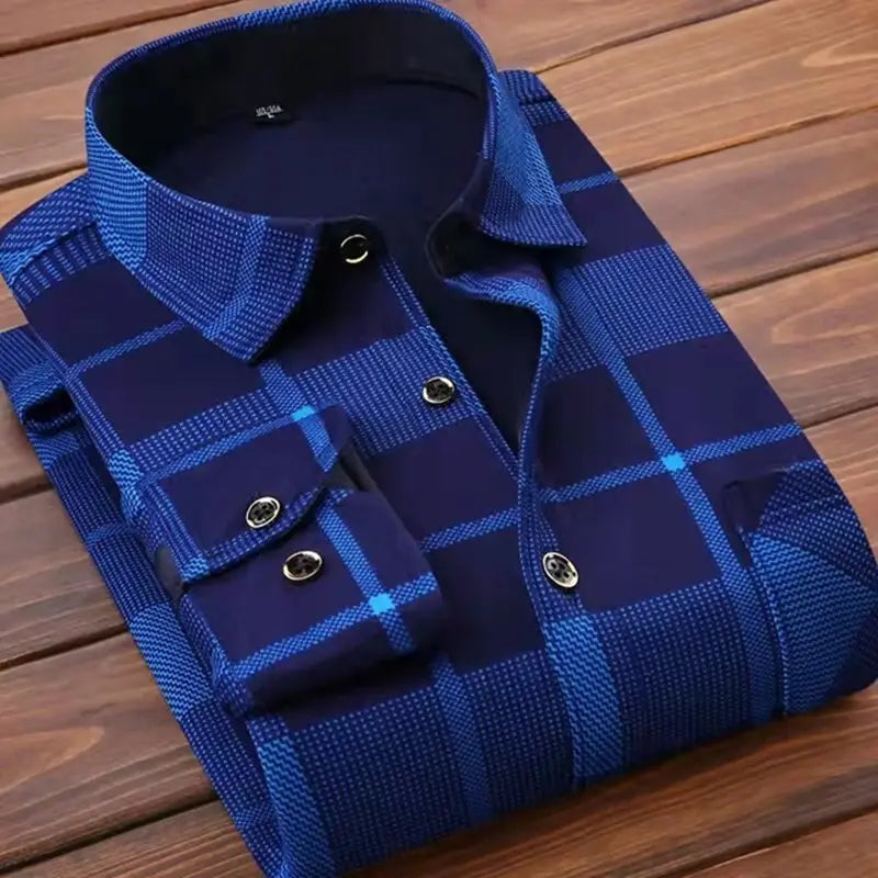 Chemise décontractée pour homme à coupe ajustée, manches longues, en bleu à carreaux, avec un motif texturé discret et une doublure intérieure bleu foncé.