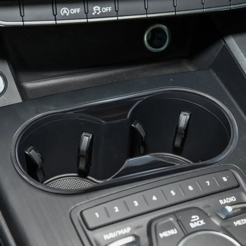 Einfassung aus schwarzem Kunststoff für Audi A4 B9 A5 Schalthebel-Wandhalterung mit Becherhalter, mit zwei Fächern und integrierten seitlichen Griffen.