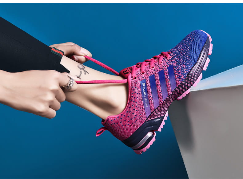 Chaussure de running pour hommes adidas Covadis en maille respirante à dégradé rose et violet éclatant, comportant les bandes caractéristiques pour une ventilation et un style renforcés.