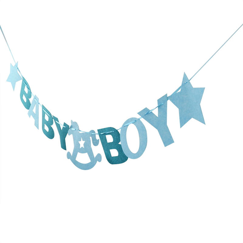 Guirnalda banderín de fieltro celeste claro para baby shower, con las palabras «niño» y recortes con forma de estrella, con un diseño de cochecito de bebé entre las letras.