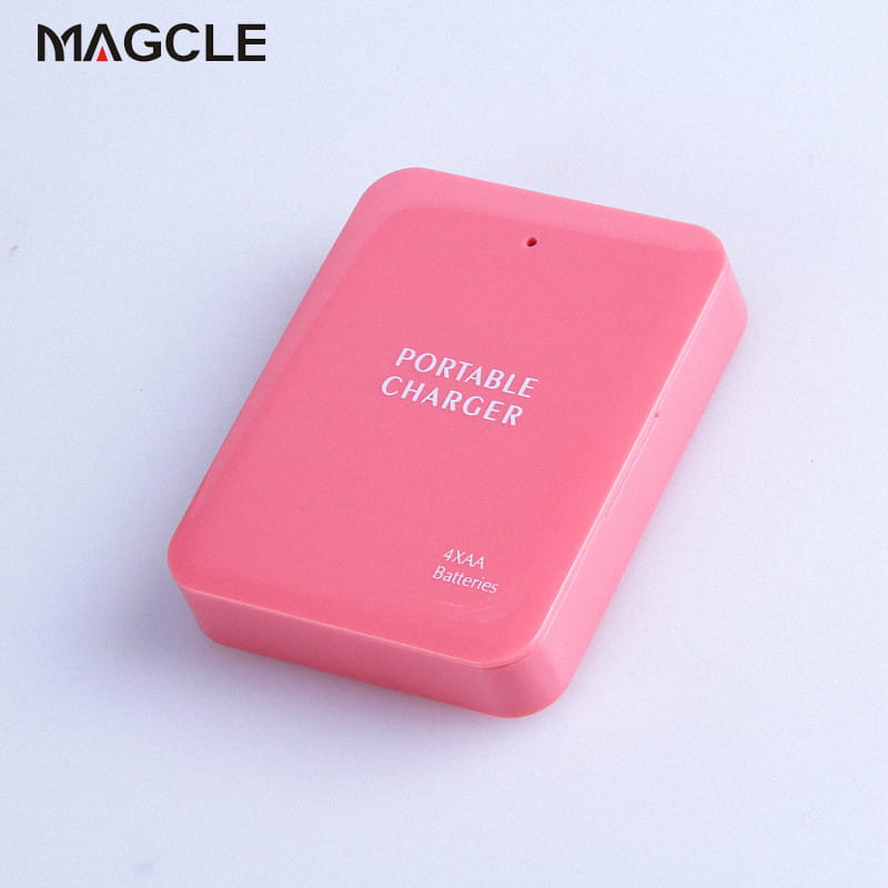 Batterie externe d’urgence USB Magcle rectangulaire rose, chargeur portable, avec texte pour 4 piles AA conçu pour une utilisation d’urgence de batterie via USB, avec connectivité par câble USB.