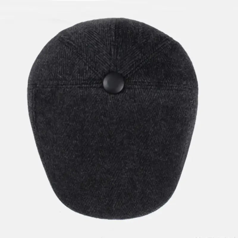 Boina de invierno para hombre tipo herringbone con cubreorejas en lana negra texturizada, con botón central en la parte superior