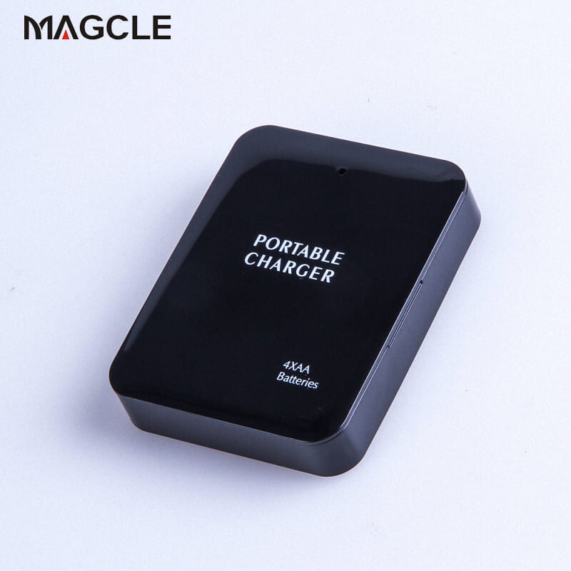 Batterie externe USB de secours Magcle noire au design rectangulaire élégant, avec texte blanc indiquant qu’elle contient 4 piles AA pour une alimentation USB d’urgence de batterie, au moyen d’un câble USB.