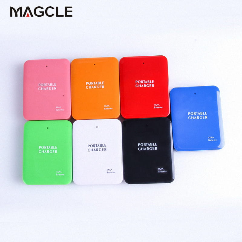 Batterie externe d'urgence USB Magcle pour 4 piles AA, dans des boîtiers en plastique aux couleurs vives rose orange rouge vert blanc noir et bleu, avec alimentation USB et connectivité par câble USB pour une utilisation d'urgence de batterie via USB.