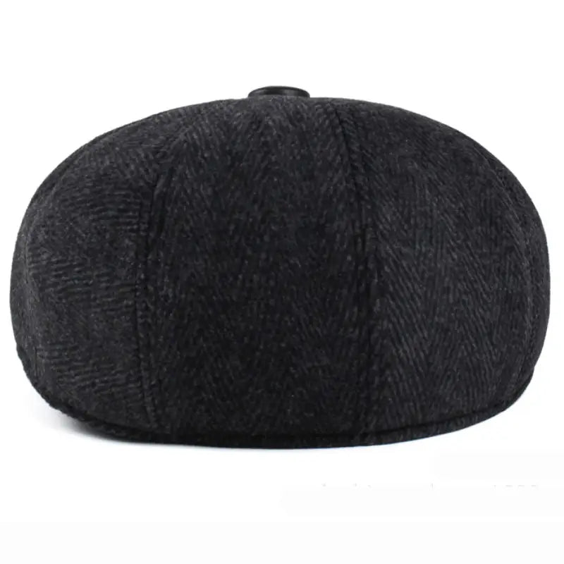 Boina de invierno para hombre tipo herringbone con cubreorejas en lana negra, con diseño estructurado de copa plana.