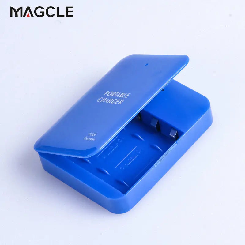 Batterie externe d’urgence USB Magcle bleue avec couvercle articulé et quatre emplacements de charge pour piles AA, compatible avec la recharge par câble USB et l’utilisation d’urgence de batterie via USB