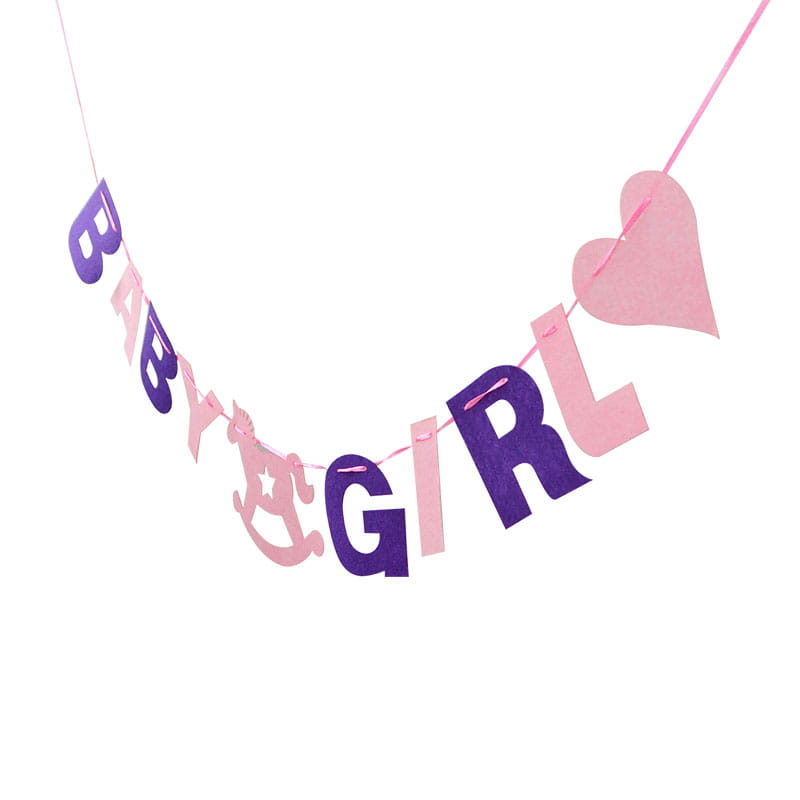 Guirnalda banderín de fieltro para baby shower de color rosa y morado, con letras recortadas y un corazón elaborado con material tipo fieltro para la decoración de la fiesta.