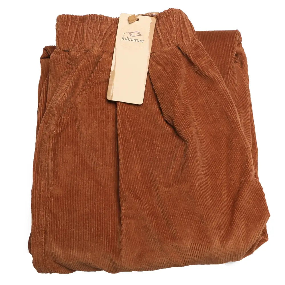 un par de pantalones de pana de pierna ancha color óxido con textura acanalada suave y cintura elástica, diseñados para un ajuste holgado y una longitud de pantalón cómoda, con imágenes detalladas.