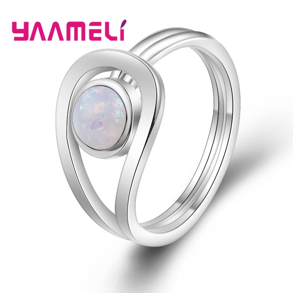 Anillo yameli de plata de ley para mujeres de compromiso de boda, con una piedra central de ópalo en forma ovalada montada dentro de un diseño de banda metálica abierta y fluida.