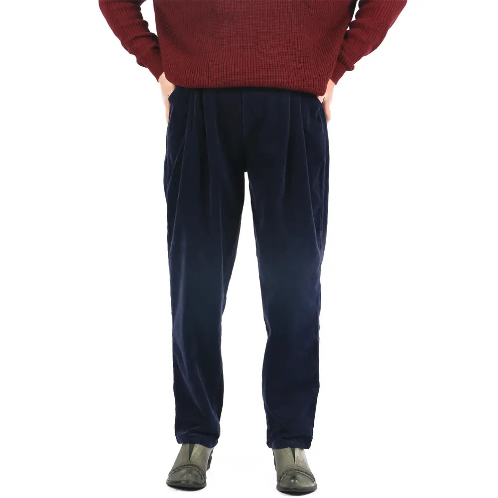 pantalones de pana de pierna ancha azul marino con cintura elástica y cinturilla abotonada, mostrados en imágenes detalladas que resaltan la longitud del pantalón y el ajuste holgado.