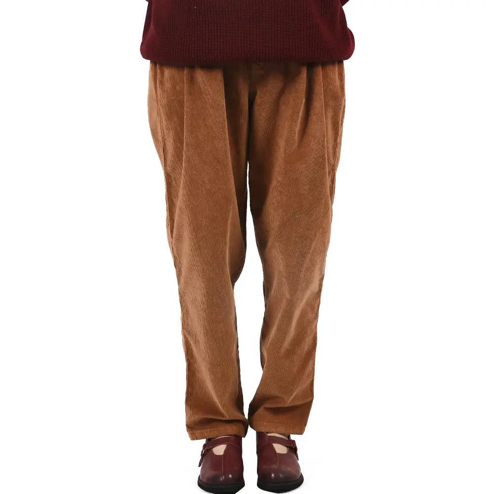 pantalones de pana de pierna ancha marrones con cintura elástica y ajuste cónico relajado, mostrados en imágenes detalladas que resaltan la longitud del pantalón y la textura del material