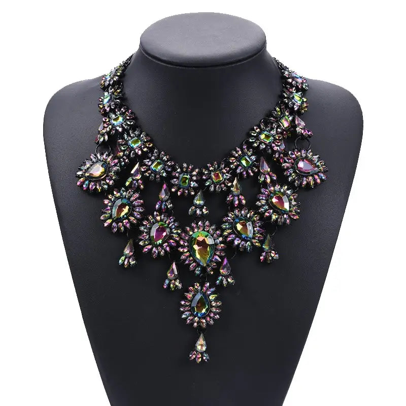 Un collier ras-du-cou noir éblouissant : des rhinestones irisés multicolores en cascade et des motifs floraux complexes, dans un collier d’affirmation en cristal au style de ras-du-cou bohème multicolore.