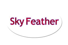 白い楕円形の背景にマルーン色の文字で「Sky feather」ロゴが表示された、ミニチュアドールハウス家具およびプレイセット玩具用の商品説明。