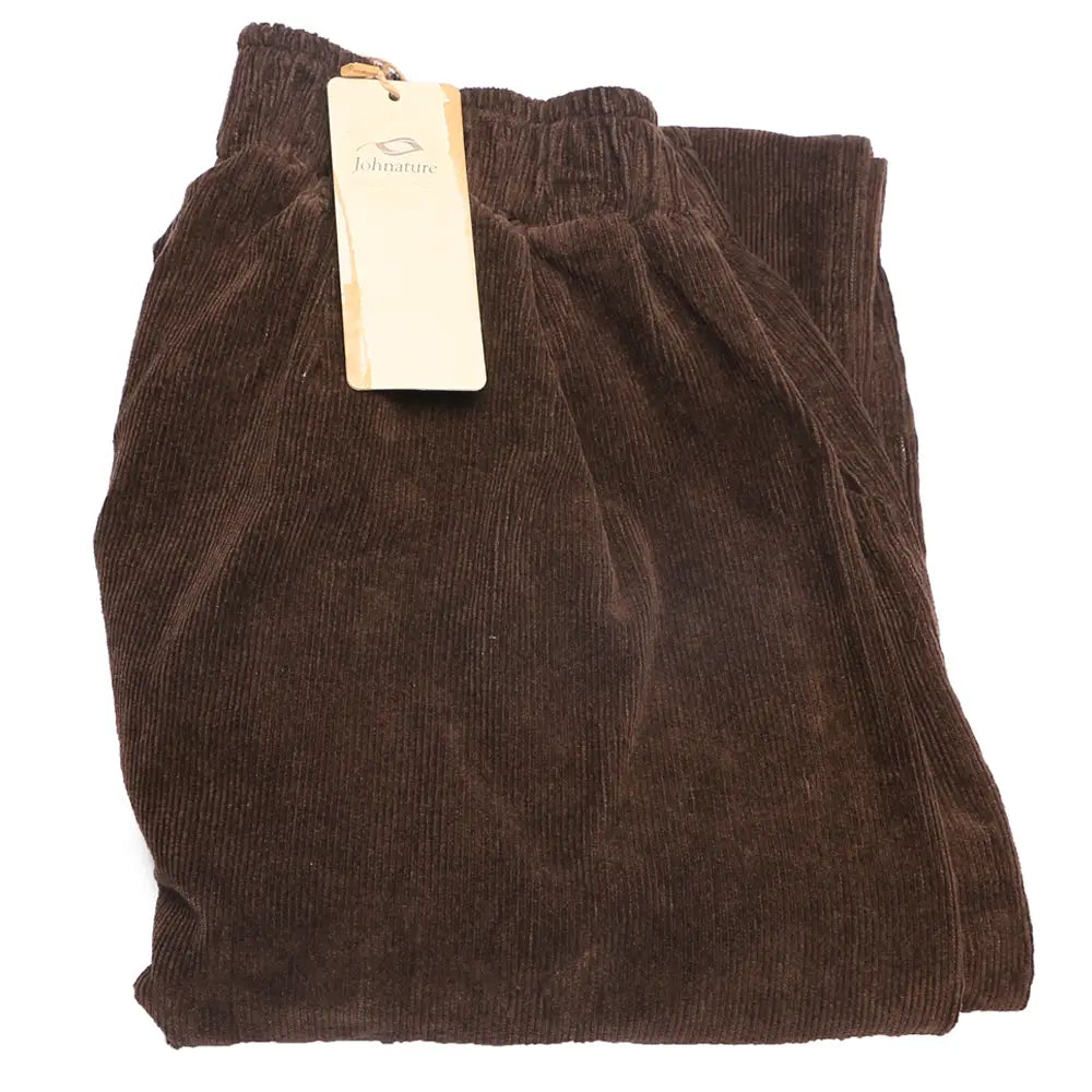 pantalones de pana de pierna ancha marrones con cintura elástica: presentan una tela de textura suave con un patrón acanalado vertical clásico, mostrado en imágenes detalladas.