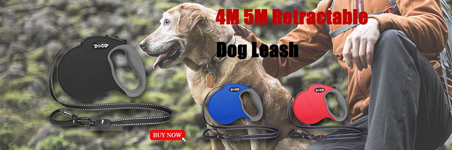 correas retráctiles para perros en negro, azul y rojo con mangos grises y cincha negra, mostradas junto con un portador tipo mochila de malla gris para perro mascota y gato para viajes, diseñado para transportar la bolsa para perros.