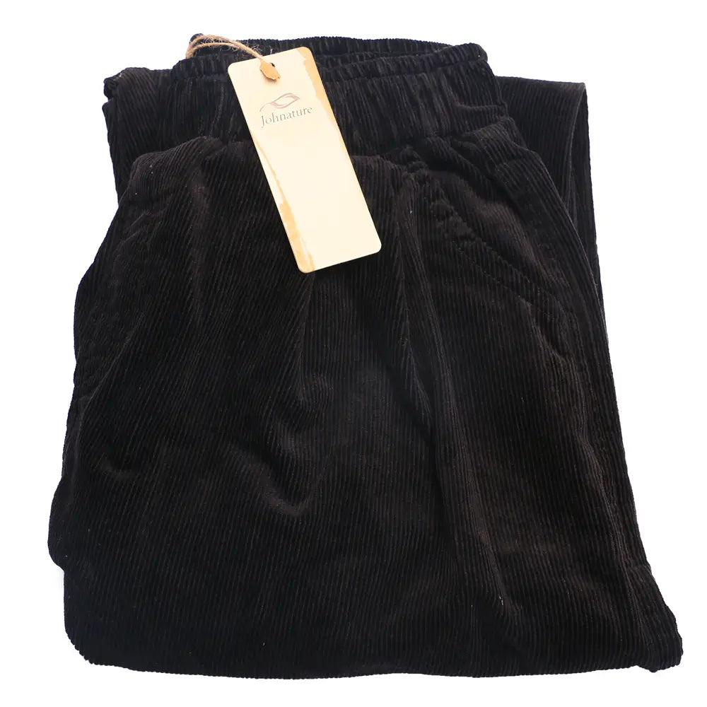 pantalones de pana de pierna ancha negros con cintura elástica: presentan una tela de textura suave y un patrón acanalado vertical clásico, mostrados en imágenes detalladas.