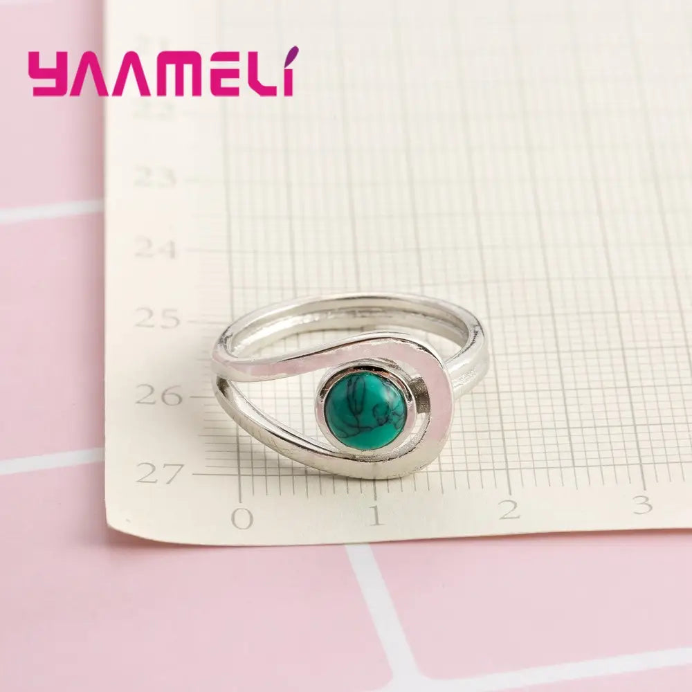 Anillo de plata de ley 925 para mujeres, con una piedra de turquesa vibrante montada en un diseño curvado elegante, ideal para un compromiso de boda.