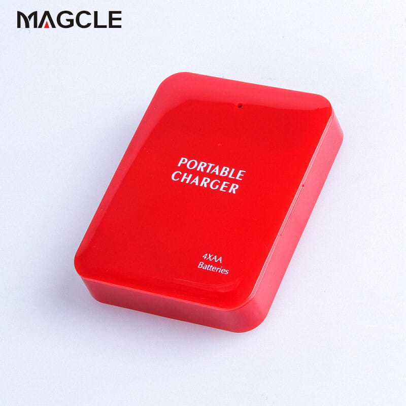 Chargeur portable Magcle rouge, finition en plastique lisse, indiqué comme chargeur portable contenant 4 piles AA, pour une utilisation en tant que batterie externe d’urgence USB avec alimentation USB et connectivité par câble USB.