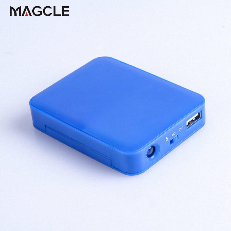 Batterie externe USB portable Magcle bleue avec port USB et prise audio, conçue pour une utilisation d’urgence de batterie via USB avec 4 piles AA.