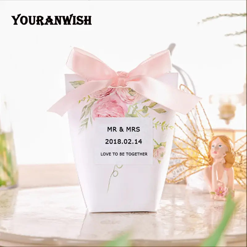 Boîte de faveur de mariage en papier blanc ornée de motifs floraux roses et d’un délicat nœud en satin rose, pour un lot de boîtes de faveur de mariage en papier floral rose de 50