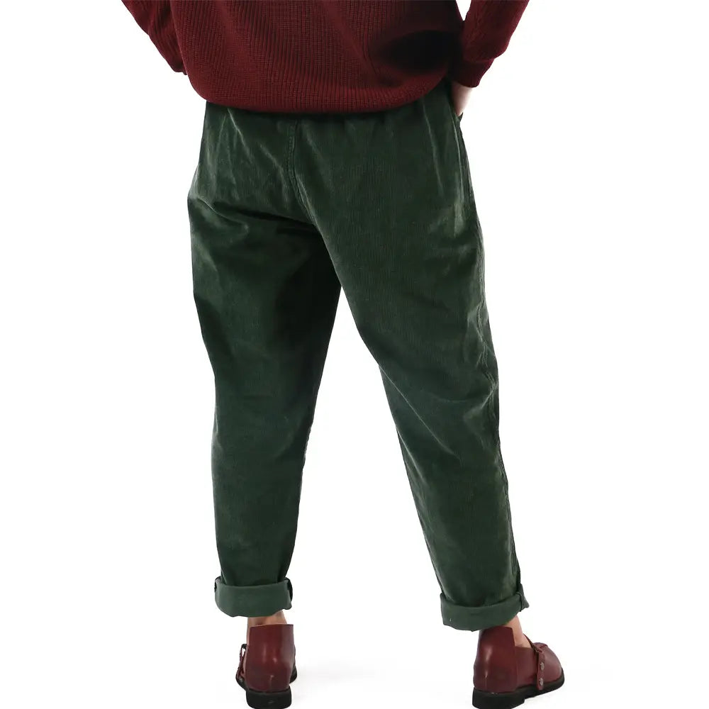 pantalones de pana de pierna ancha verde oscuro con cintura elástica y puños doblados mostrando la longitud del pantalón en imágenes detalladas