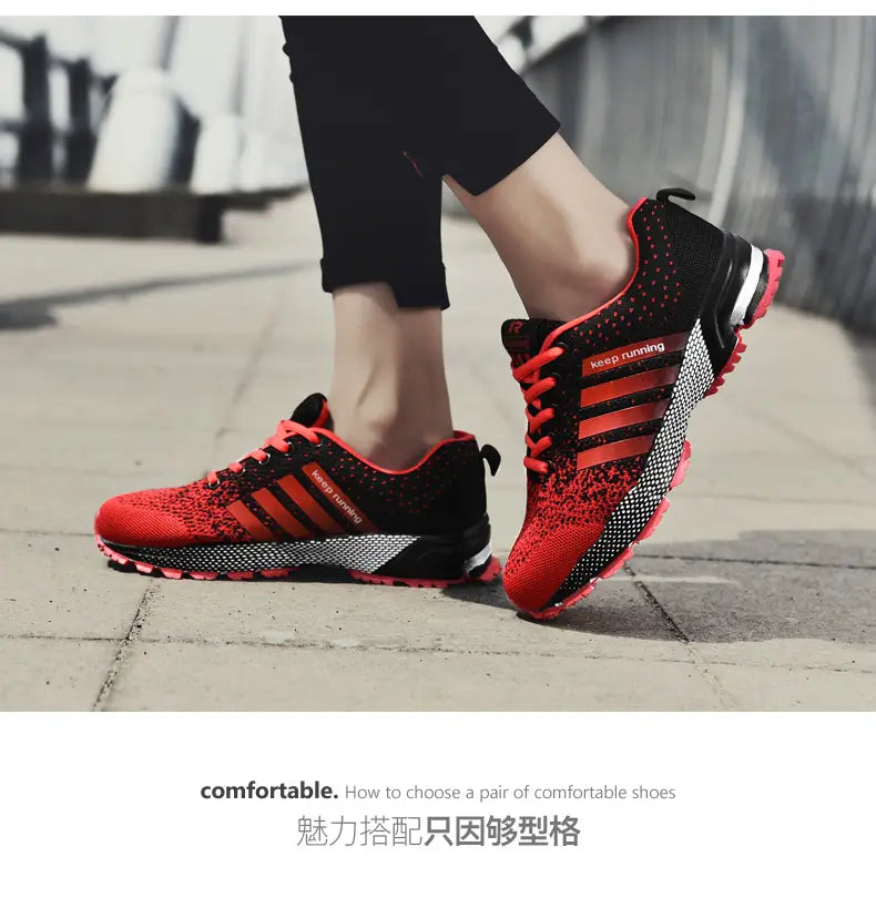 Chaussures de running pour hommes Covadis en maille respirante en maille rouge et noire, comportant trois bandes rouges audacieuses sur le côté, une semelle intermédiaire blanche et des touches roses le long de la semelle.