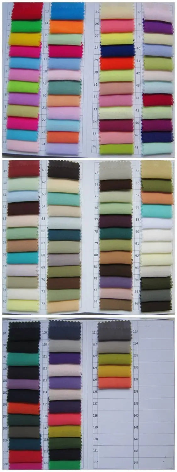 Une collection d’échantillons de tissu colorés présentant diverses nuances et textures pour la conception d’une robe de mariée sur mesure à manches longues en dentelle et jupe en forme de cloche.