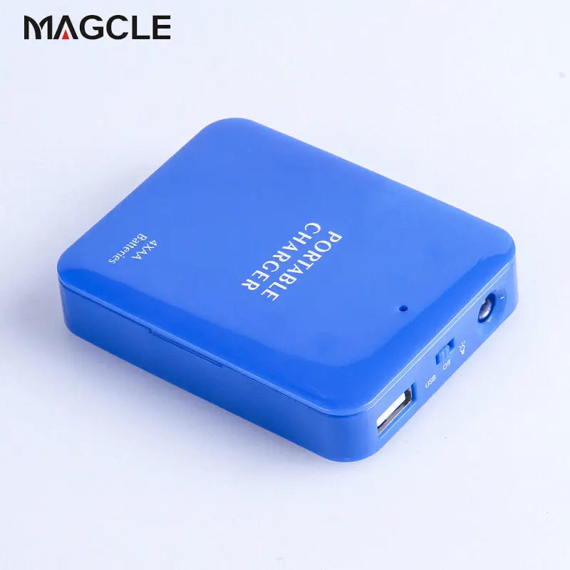 Batterie externe d’urgence USB Magcle bleue au design rectangulaire élégant, texte argenté indiquant la prise en charge de l’utilisation d’urgence de batterie via USB et la recharge par câble USB