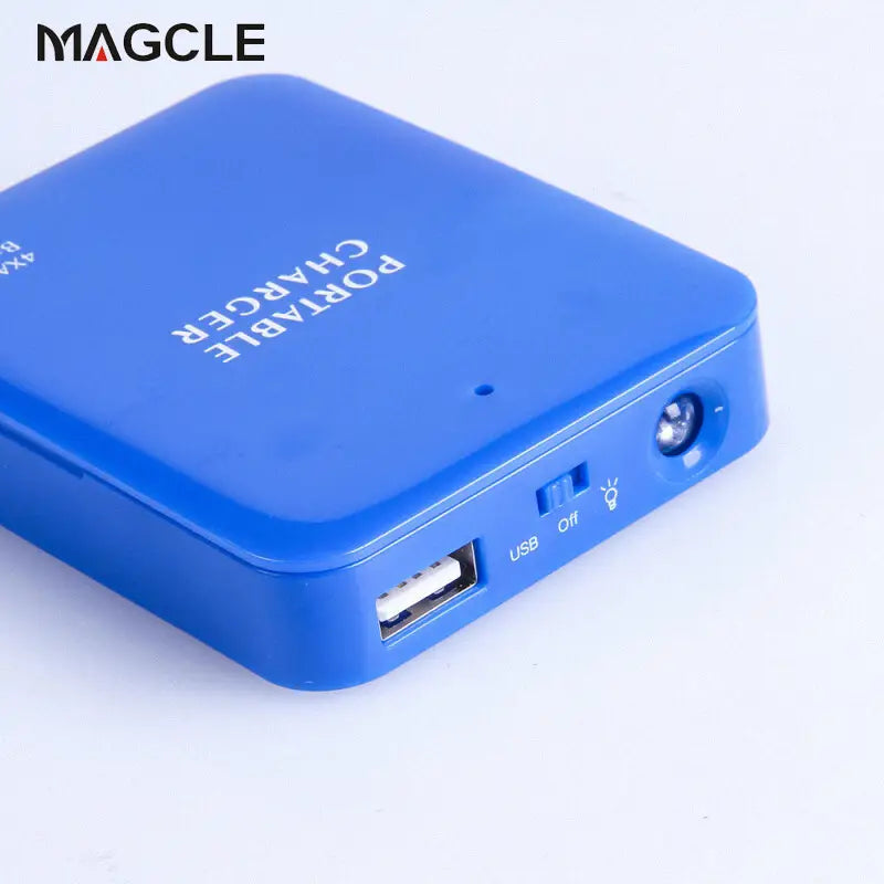 Batterie externe d’urgence USB Magcle bleue avec port USB et lampe LED, conçue pour 4 piles AA, offrant une alimentation USB d’urgence portable pour batterie et une connectivité par câble USB.