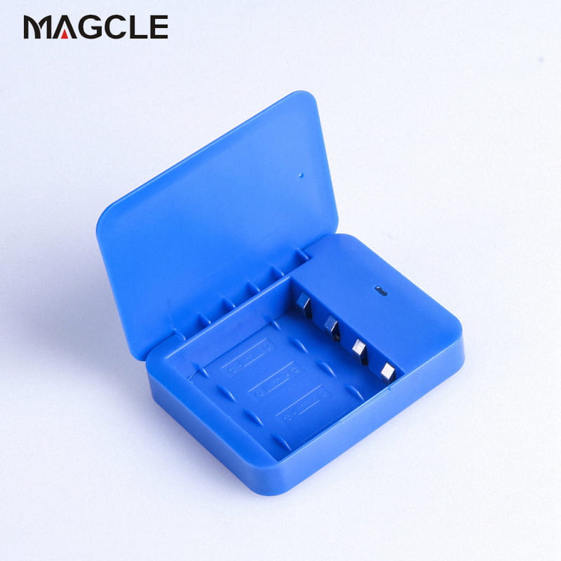 Chargeur de batterie externe d’urgence USB Magcle bleu en plastique, avec plusieurs emplacements pour piles 4 AA et AAA, et un câble USB pour la recharge d’urgence des batteries via USB