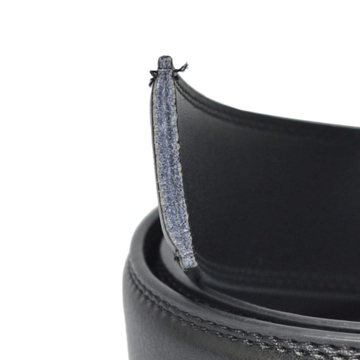 Sangle de ceinture en cuir véritable pour homme de 3,1 cm montrant une ceinture en cuir noir avec un bord usé et effiloché, révélant la doublure intérieure.