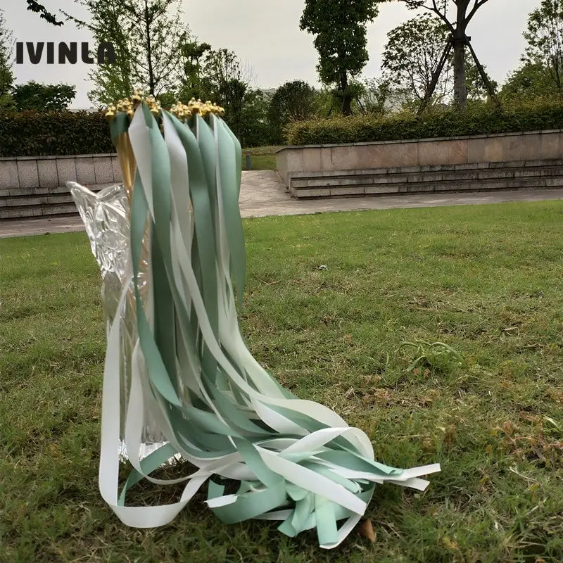 un bouquet délicat de baguettes ruban, aux rubans menthe et blancs, noués en haut par des éléments décoratifs dorés, pour les mariages, lot de 50.