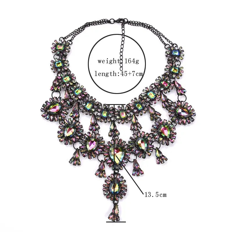 Collier d’affirmation en cristal à chaîne noire, ras-du-cou bohème multicolore, orné de grappes en cascade de pierres précieuses multifacettes irisées, dans des tons violet et vert.