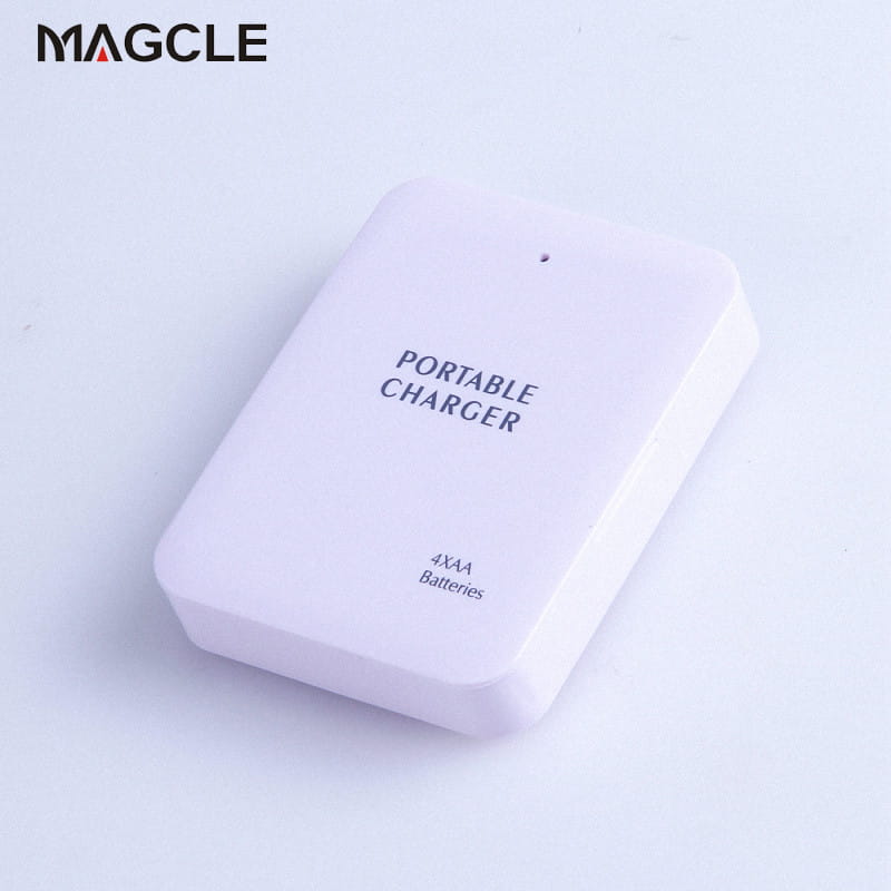 Batterie externe d’urgence USB Magcle rectangulaire blanche pour 4 piles AA, avec chargeur portable et piles 4xaa imprimées en texte noir, conçue pour une alimentation USB d’urgence de batterie avec connectivité par câble USB.
