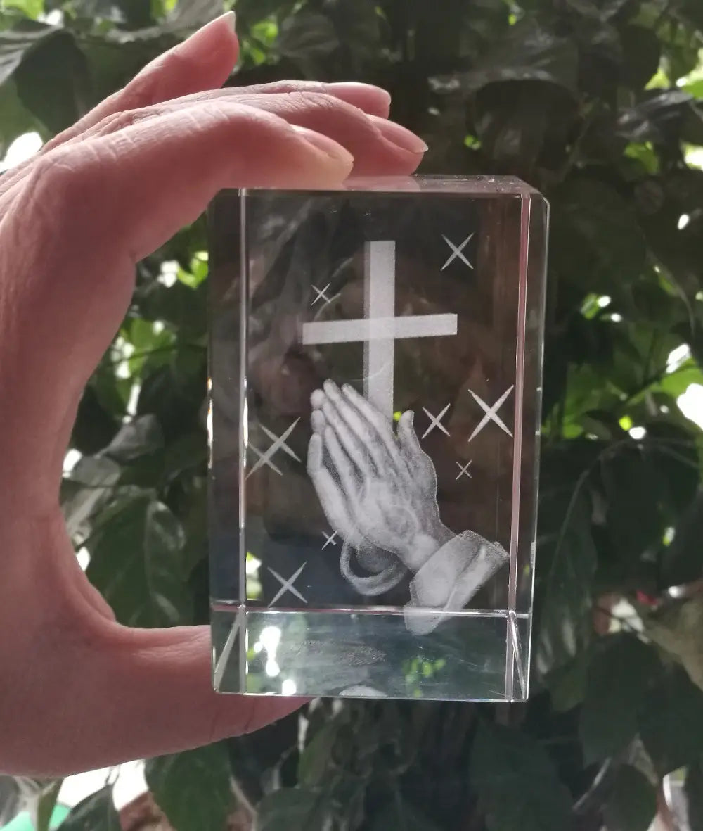 Bloc de cristal transparent 3D en forme de croix, statue de croix en cristal avec mains priantes, avec une croix gravée et un motif de mains priantes.