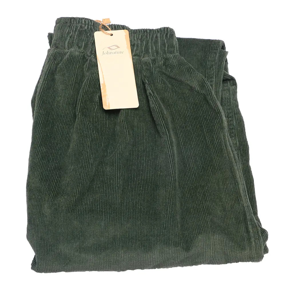 pantalones de pana de pierna ancha verde oscuro con textura acanalada suave y cintura elástica, mostrados en imágenes detalladas que resaltan la longitud del pantalón y el ajuste holgado