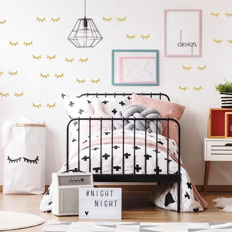 Bettgestell aus schwarzem Metall mit aufwendigem Rautenmuster und passendem Kopfteil, ideal für das nordische Mädchenzimmer-Dekor mit Wimpern-Wandstickern.