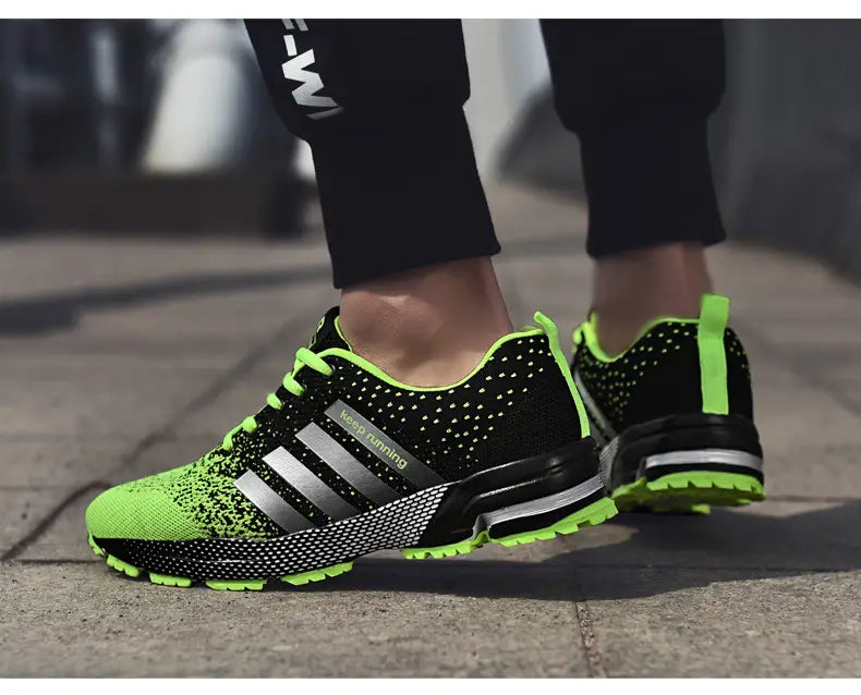 Chaussures de running adidas pour hommes Covadis en maille respirante, noires et vert néon, avec un dessus en maille respirante, trois bandes argentées et une semelle extérieure en caoutchouc texturé.