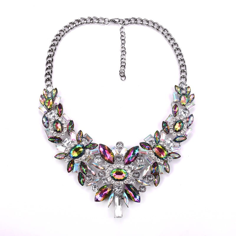 Un collier à chaîne argentée étincelante, avec un motif floral irisé audacieux, des pierres précieuses multicolores et des cristaux transparents, pour un collier d’affirmation en cristal de style ras-du-cou bohème multicolore.