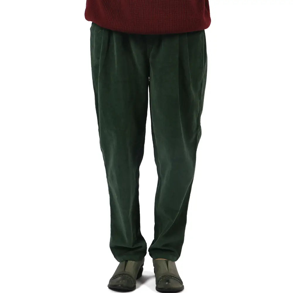 pantalones de pana de pierna ancha verde oscuro con cintura elástica y ajuste relajado, con pliegues sutiles en la cintura, que se muestran en imágenes detalladas que resaltan la longitud del pantalón y la textura del material.