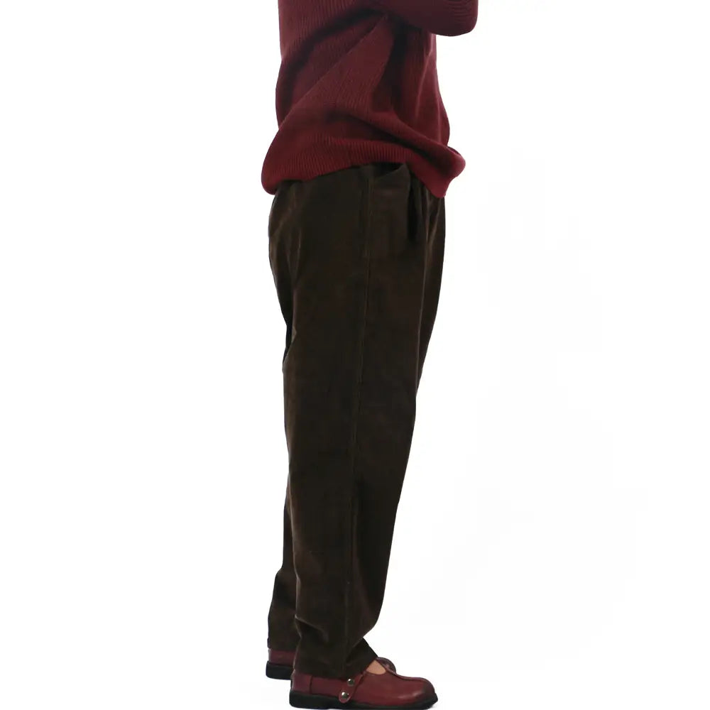 pantalones de pana de pierna ancha marrón oscuro con cintura elástica, ajuste relajado, nervaduras verticales visibles y imágenes detalladas que resaltan la longitud del pantalón.